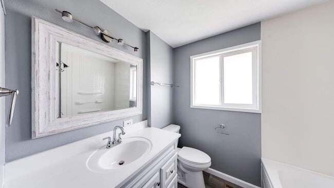 Building Photo - 3 Bed 1 Bath - Hardwood Floors - Pet Friendly - NAS Whidbey