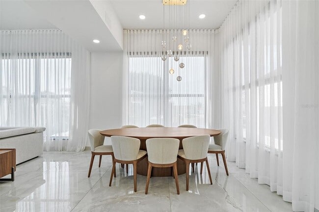 Building Photo - 585 Dolphin Ave SE