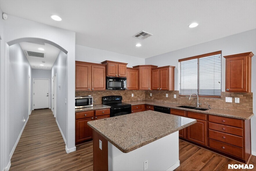 Building Photo - 2140 W Desert Ln