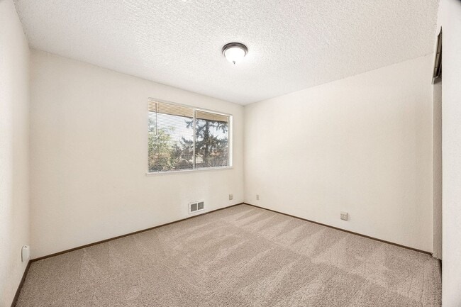 Building Photo - Charming 2 bed, 1 bath Lynnwood Condo, $1695/mo.