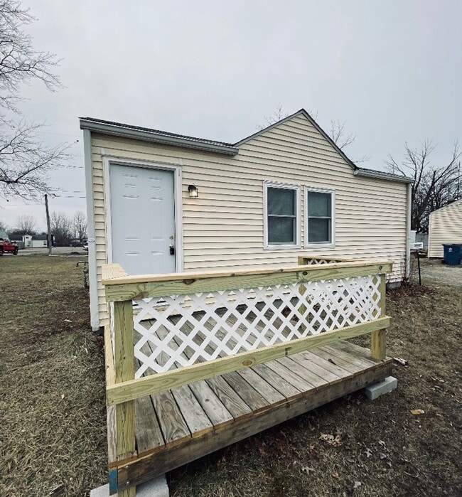 Building Photo - Studio Cottage For Rent ON W Erie - Huge Y...
