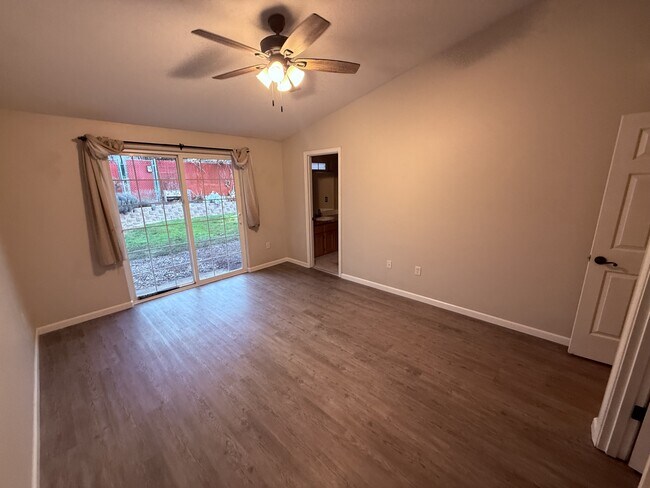 Building Photo - 624 Clearview Way