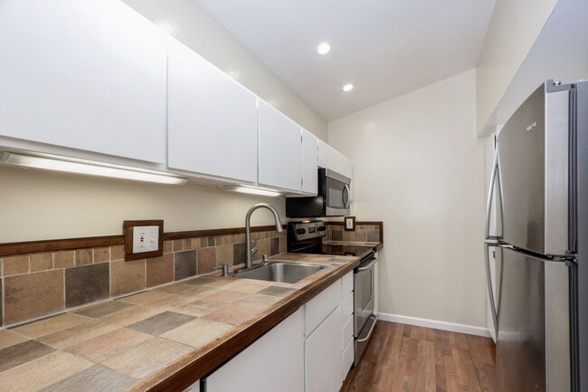 Building Photo - 1BR/1BA Pet-Friendly Top-Floor Condo with Bonus Room & Resort-Style Amenities | San Mateo | YouTu...