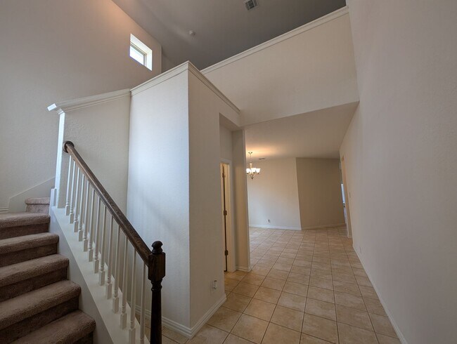 Building Photo - 4/2.5/2 with Large Game Room / Near Gruene...