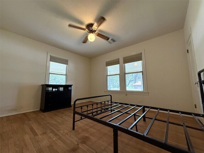 Building Photo - 231 E Live Oak St