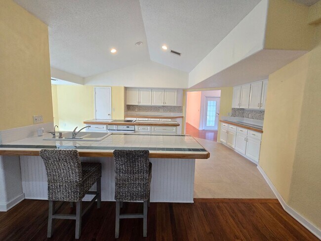 Building Photo - Rarely Available 3 bed/ 2 bath in Hidden River in Myakka