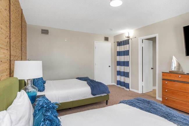 Building Photo - 1679 Tampa Rd