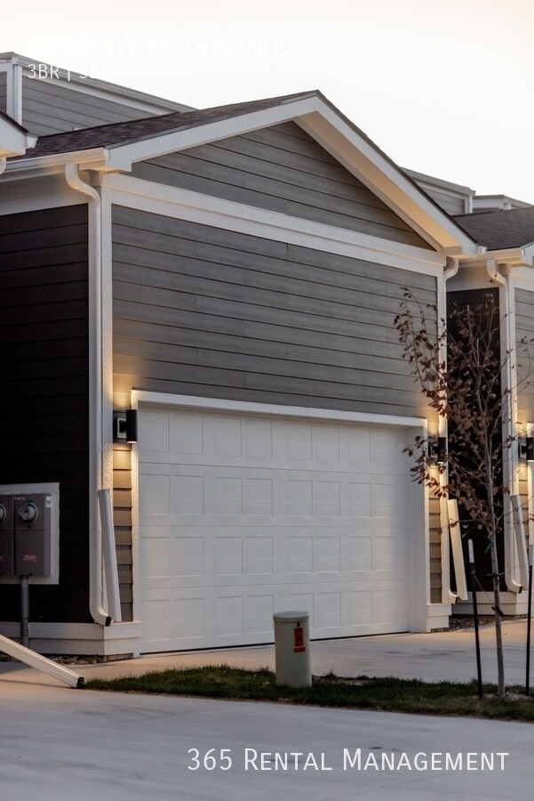 Building Photo - 1204 SW Franklin Dr