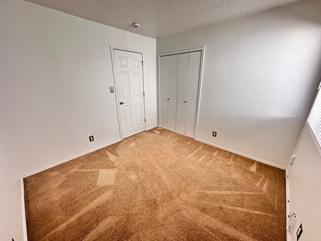 Building Photo - 3 Bedroom 2 Bath 2 Car Garage w/ Fenced in Yard