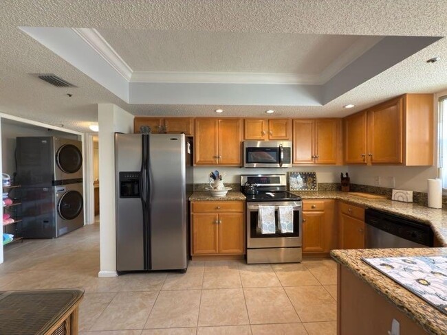 Building Photo - 700 Uno Lago Dr