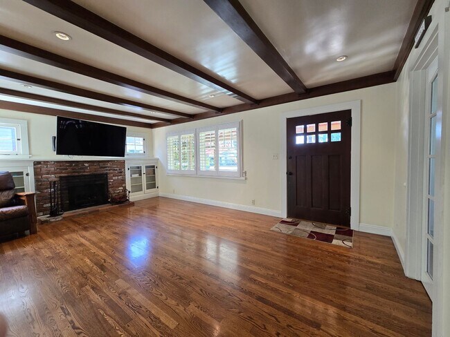 Building Photo - Updated Wood Streets home for Rent