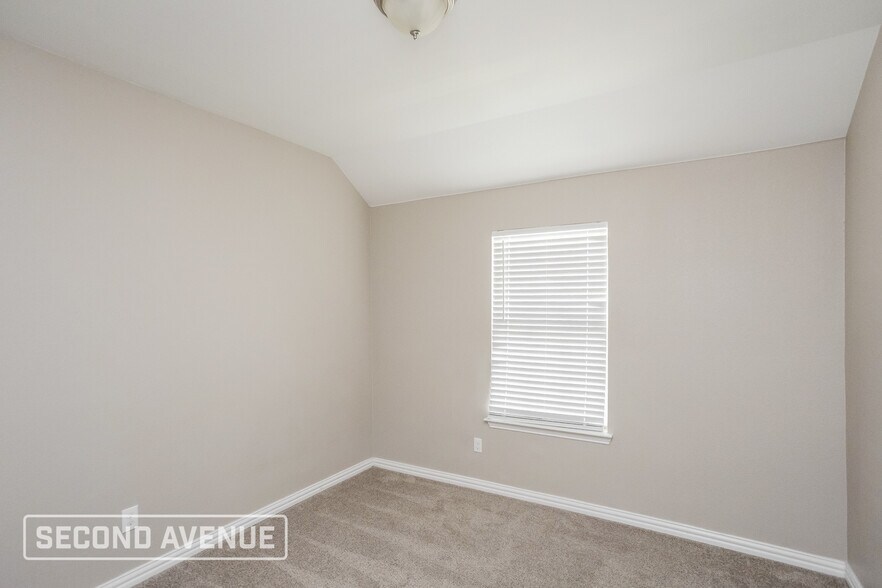 Building Photo - 528 Bird Creek Dr