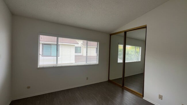 Building Photo - 2 Bdrm Condo in the Gated Saratoga Community