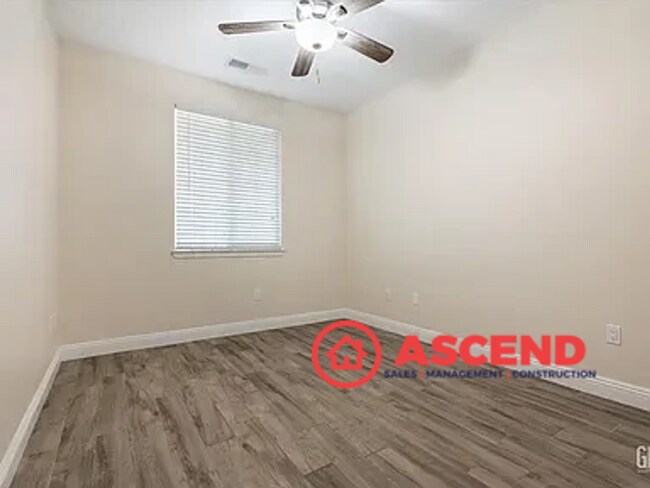 Building Photo - Stunning Home Home Off Jewetta Ave and Sno...