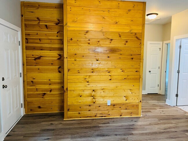 Building Photo - Beautifully renovated, 2 bed, 2 full bath,...