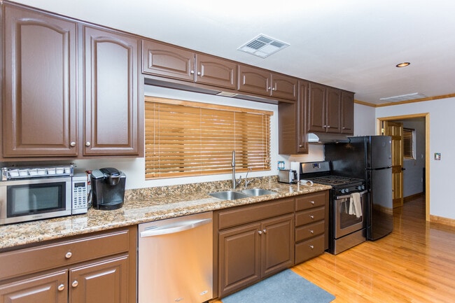 Building Photo - 136 Grove Ave