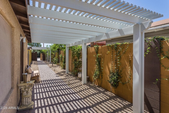 Building Photo - 1646 E Indianola Ave