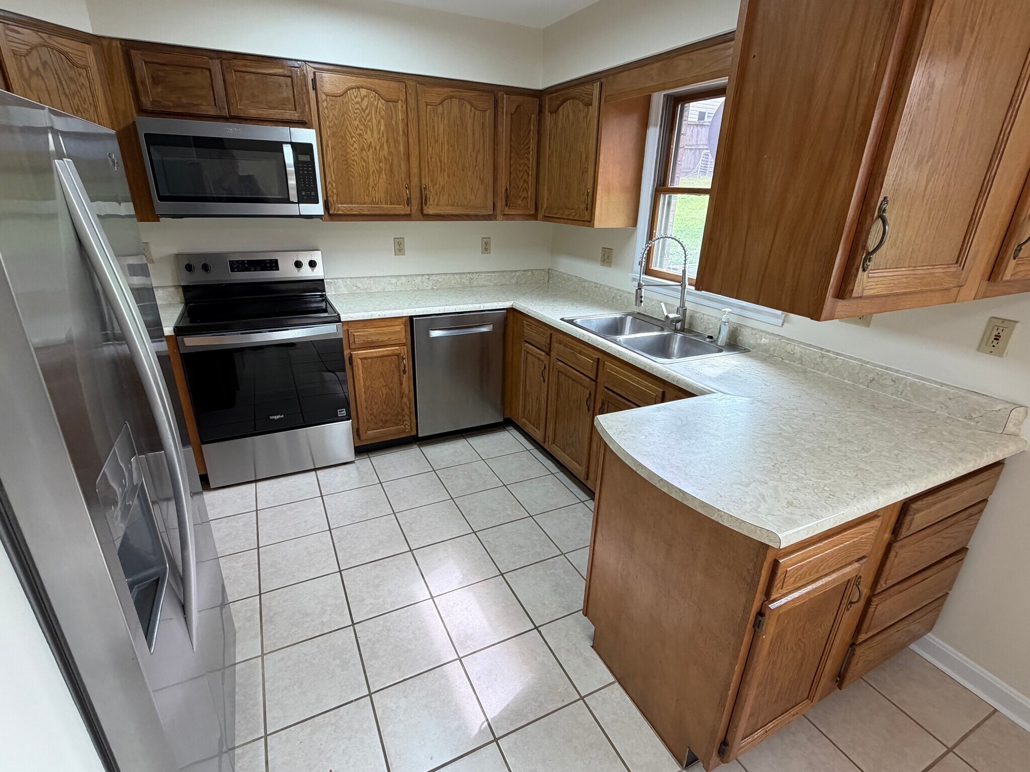 Stainless steel appliances offer style - 917 Rose Hill Ave