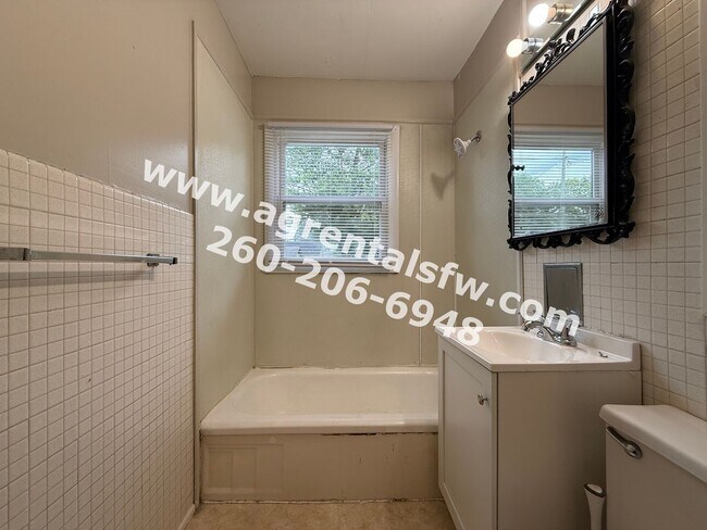 Building Photo - 3 Bedroom House