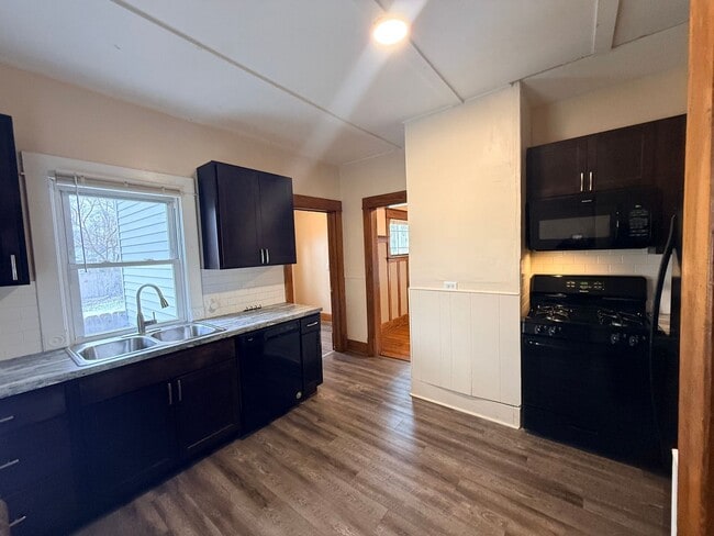 Building Photo - 4 Bedroom, 1.5 Bath Home – North East Grand Rapids