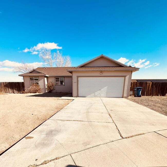 Building Photo - Charming Updated home with New LVP Flooring!