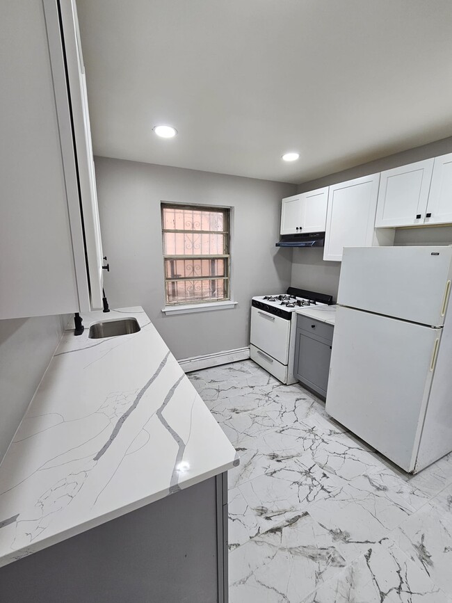 52-54 W Stratford Pl 1 - 54 W Stratford Pl