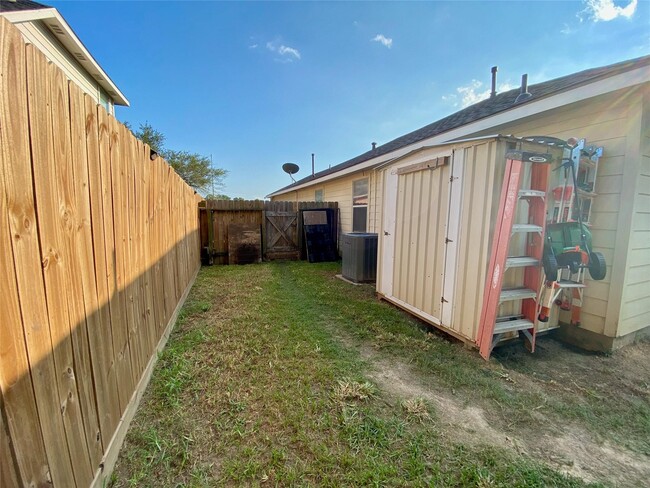 Building Photo - 4007 Hunter's Ridge Dr