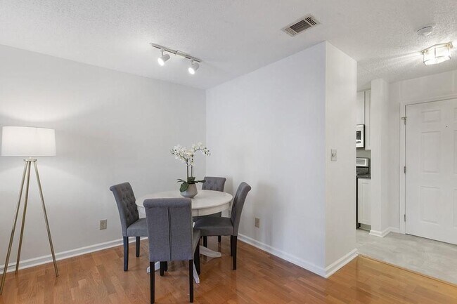 Building Photo - 209 14th St NE