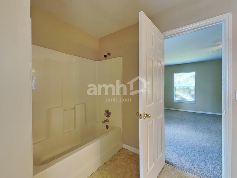 Building Photo - 6924 Lake Eaglebrooke Dr
