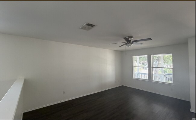 Building Photo - "Charming 3-Bedroom Oasis with 2 Full Baths in Converse, TX
