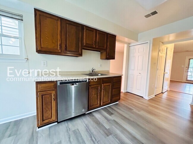 Building Photo - 3 Bed/2.5 Bath Townhome with Fenced Yard / Available Soon!
