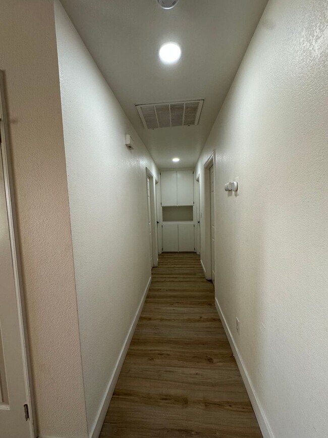 Building Photo - Charming Home Rent Ready !