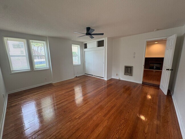 Building Photo - 408 3rd Ave NW