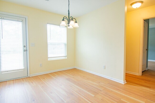 Building Photo - 4 Bedroom 3 Bathroom Home- Pets Okay!