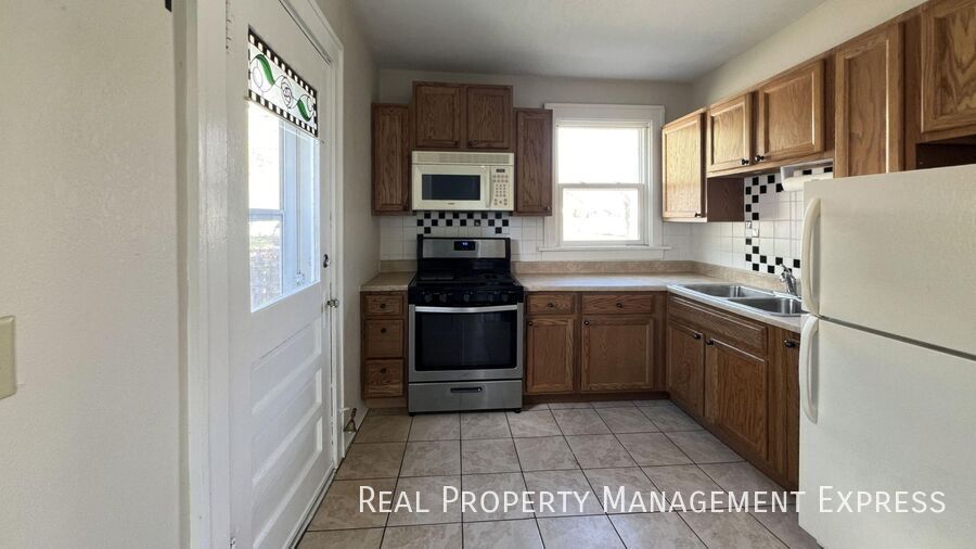 Building Photo - 3 Bedroom 1 Bathroom Home For Rent In Sioux Falls