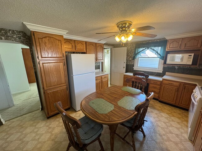 Building Photo - Cozy 2 Bedroom 1 Bath Home