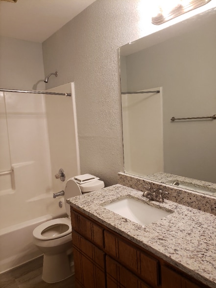 Building Photo - 420 Signal Hill Ct N