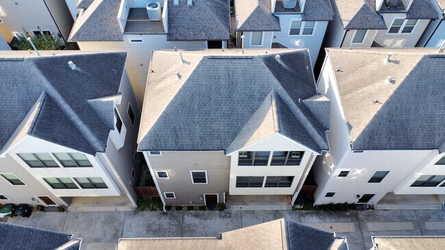 Building Photo - 916 W 20th St