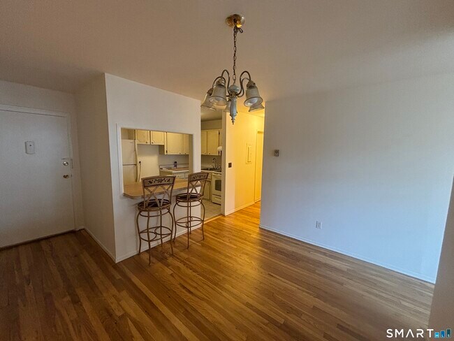 Building Photo - 637 Cove Rd