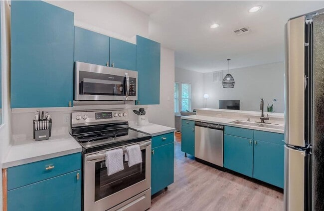 Building Photo - 1704 S Akard St