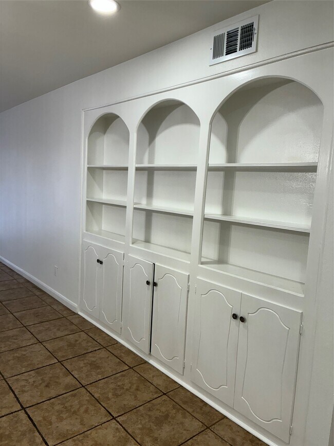 Building Photo - 13026 Trail Hollow Dr