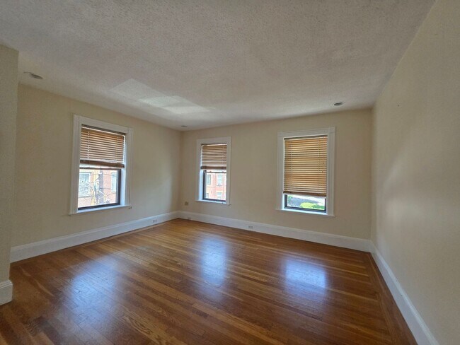 Building Photo - No Brokers Fee, Central Heat/AC, Garage Pa...