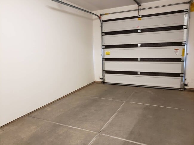 Building Photo - 3 bedroom 2.5 baths with a Community Pool