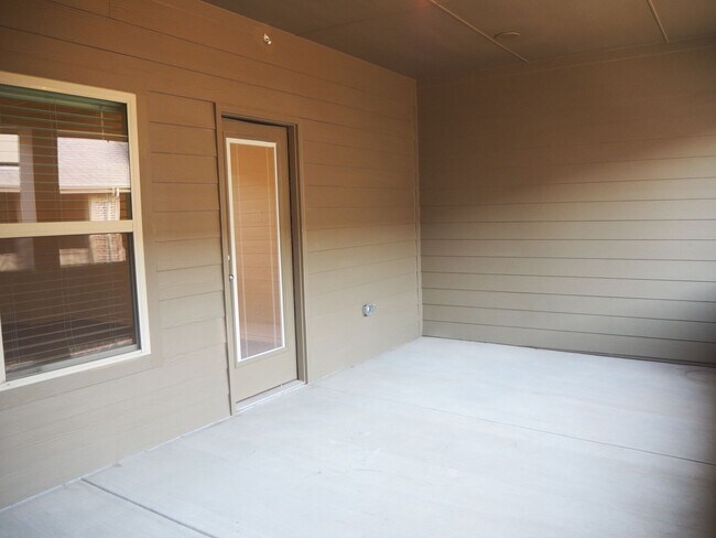 Building Photo - 2407 Klamath Dr