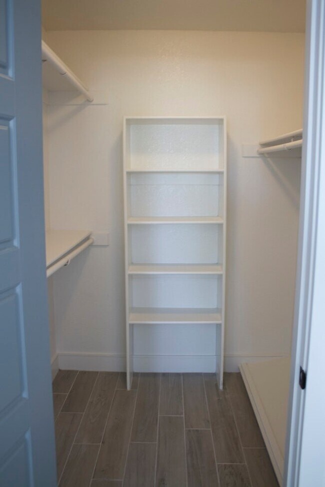 Building Photo - Gorgeous 2 bedroom, 2 bathroom second floo...