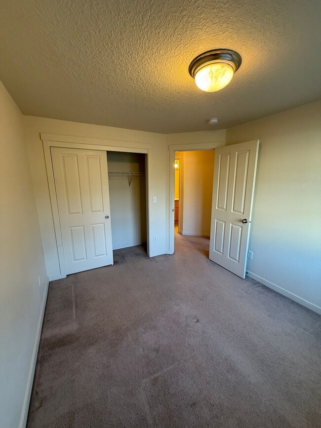 Building Photo - Spacious 3B/2.5Ba Townhome w/ Garage!