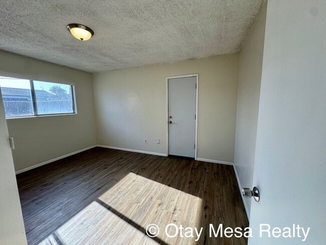 Building Photo - Charming 2-Bedroom Home with Expansive Out...