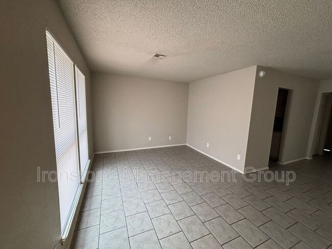 Building Photo - 4420 S Union Ave