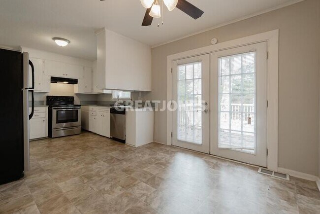 Building Photo - 2136 Robin Rd