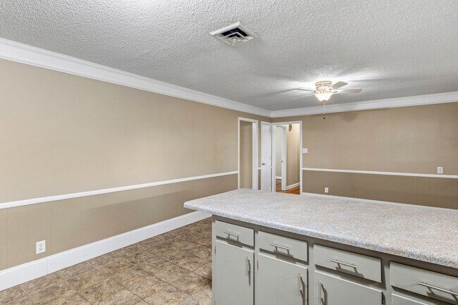 Building Photo - 3905 Waterton Rd